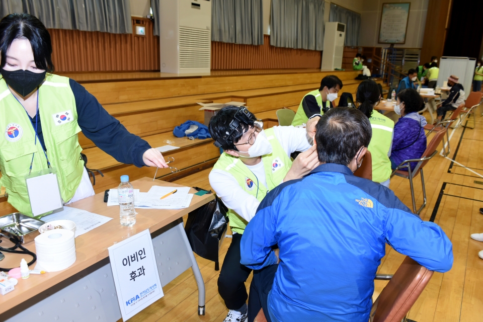 사람들을 진료하는 의료봉사단원들